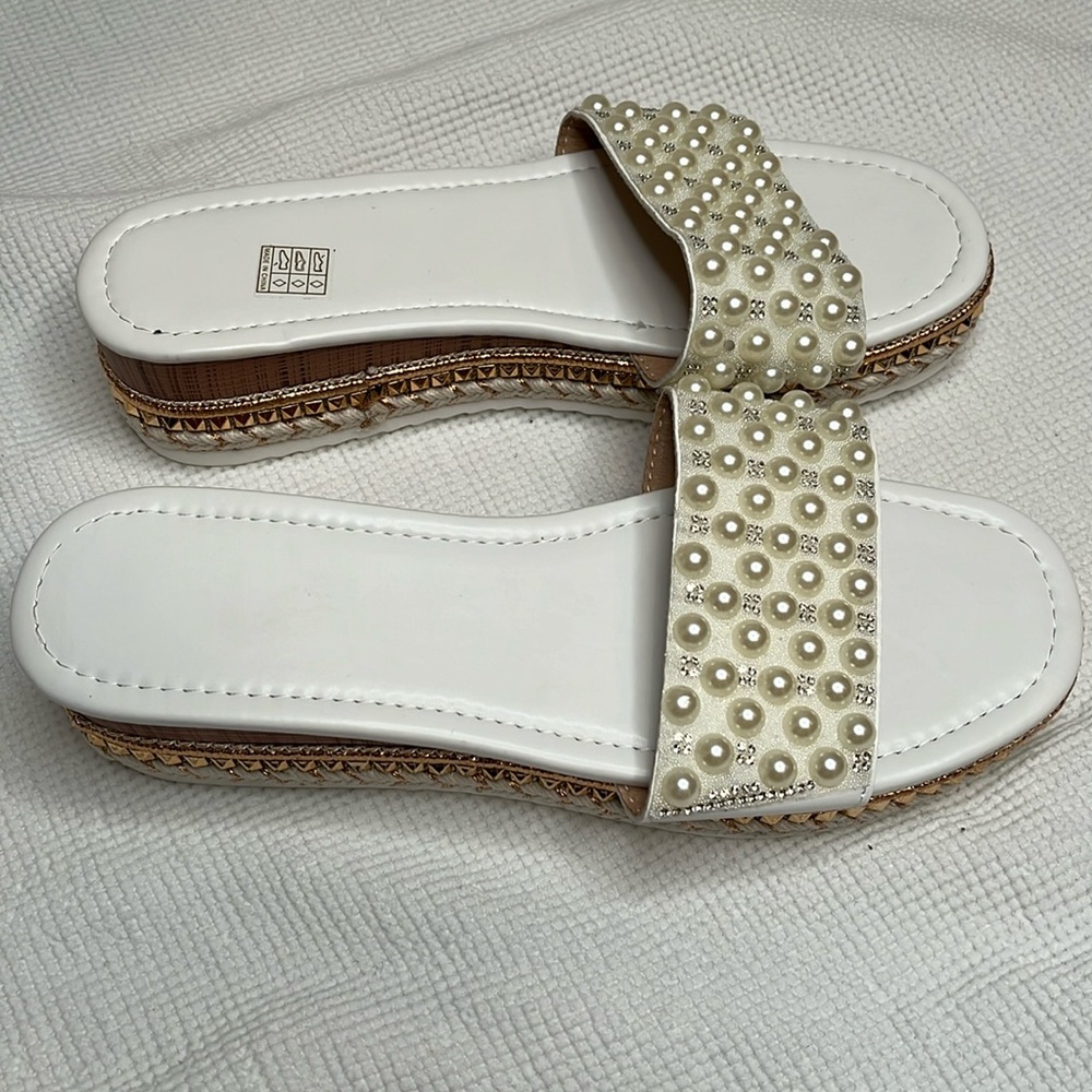 Women Size 10 Sandals. Gold & White